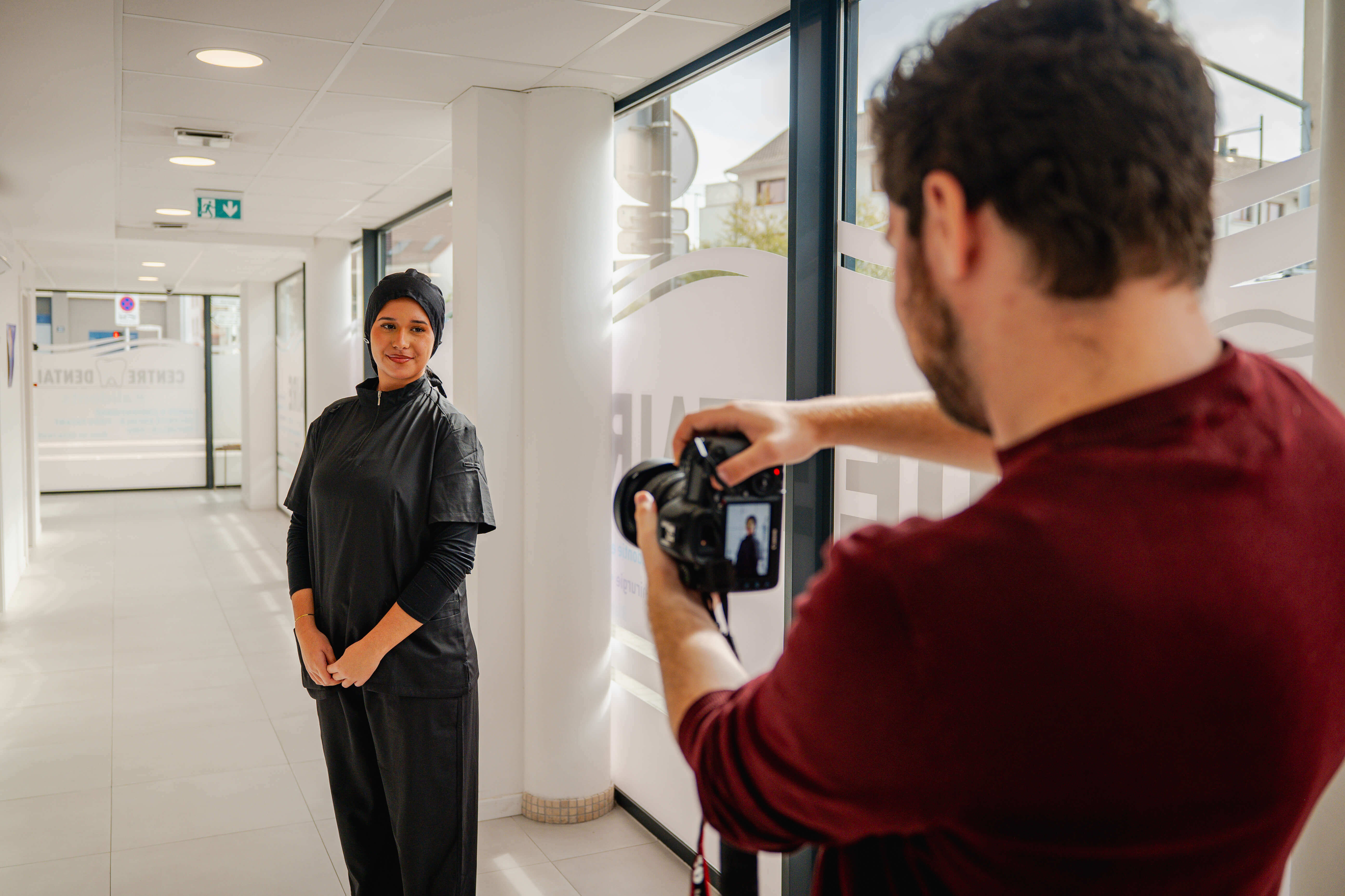 Tournage d'un film d'entreprise : mise en place d'un plan sur une collaboratrice
