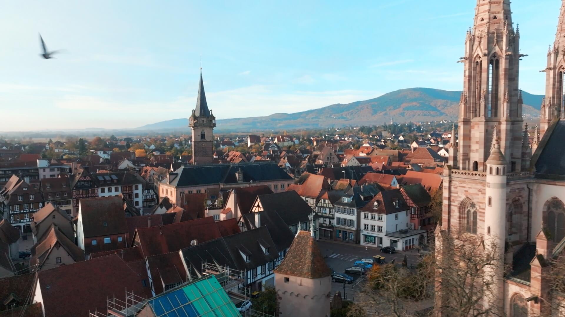 Vue aérienne d'une commune alsacienne, extraite d'un film d'entreprise DB Vision