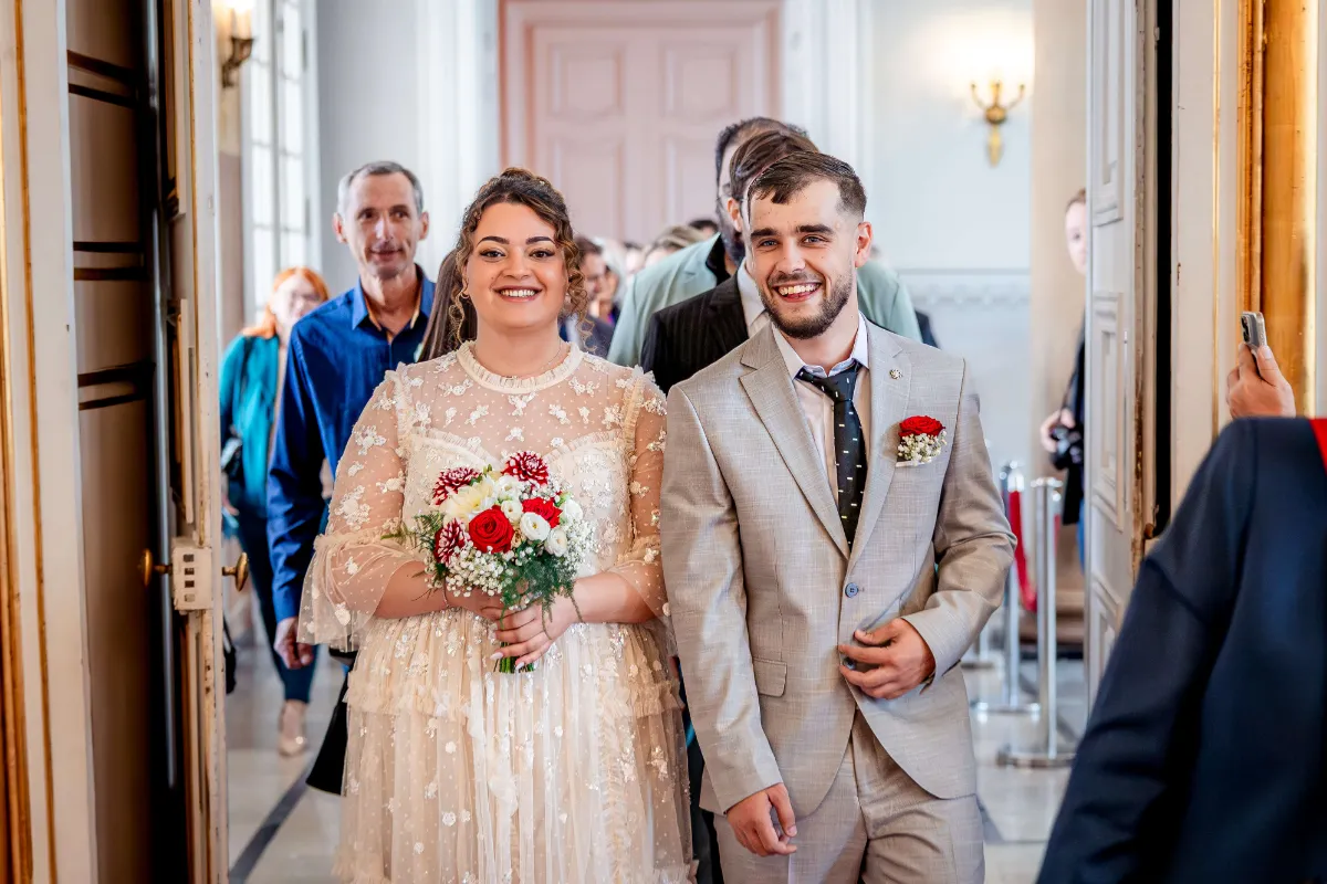 Les mariés accueillis par leurs invités