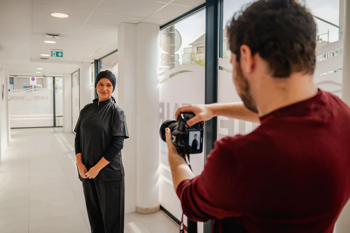 Tournage dans un centre de santé : une collaboratrice face à la caméra