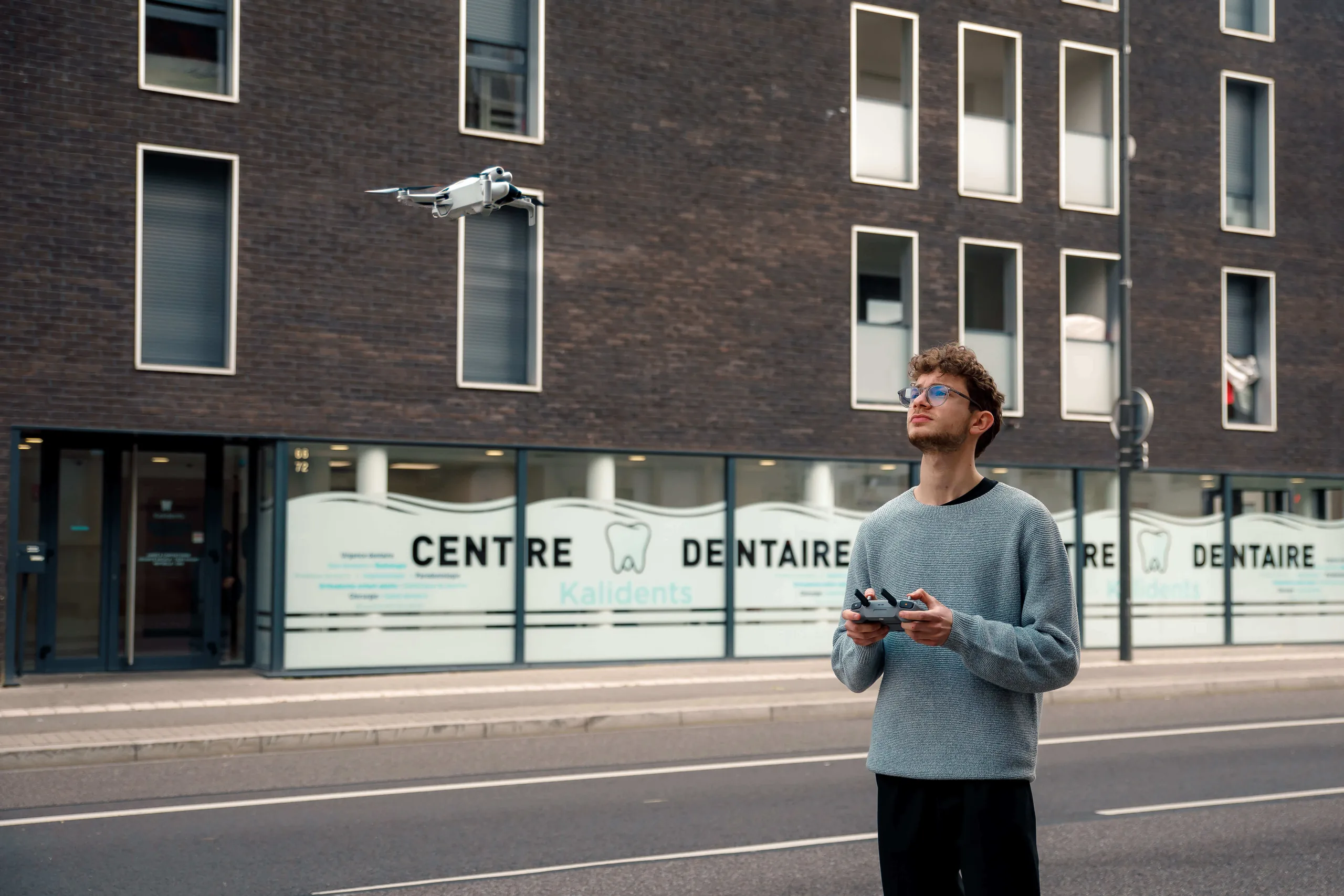 Devant le centre dentaire, un drone prêt à décoller