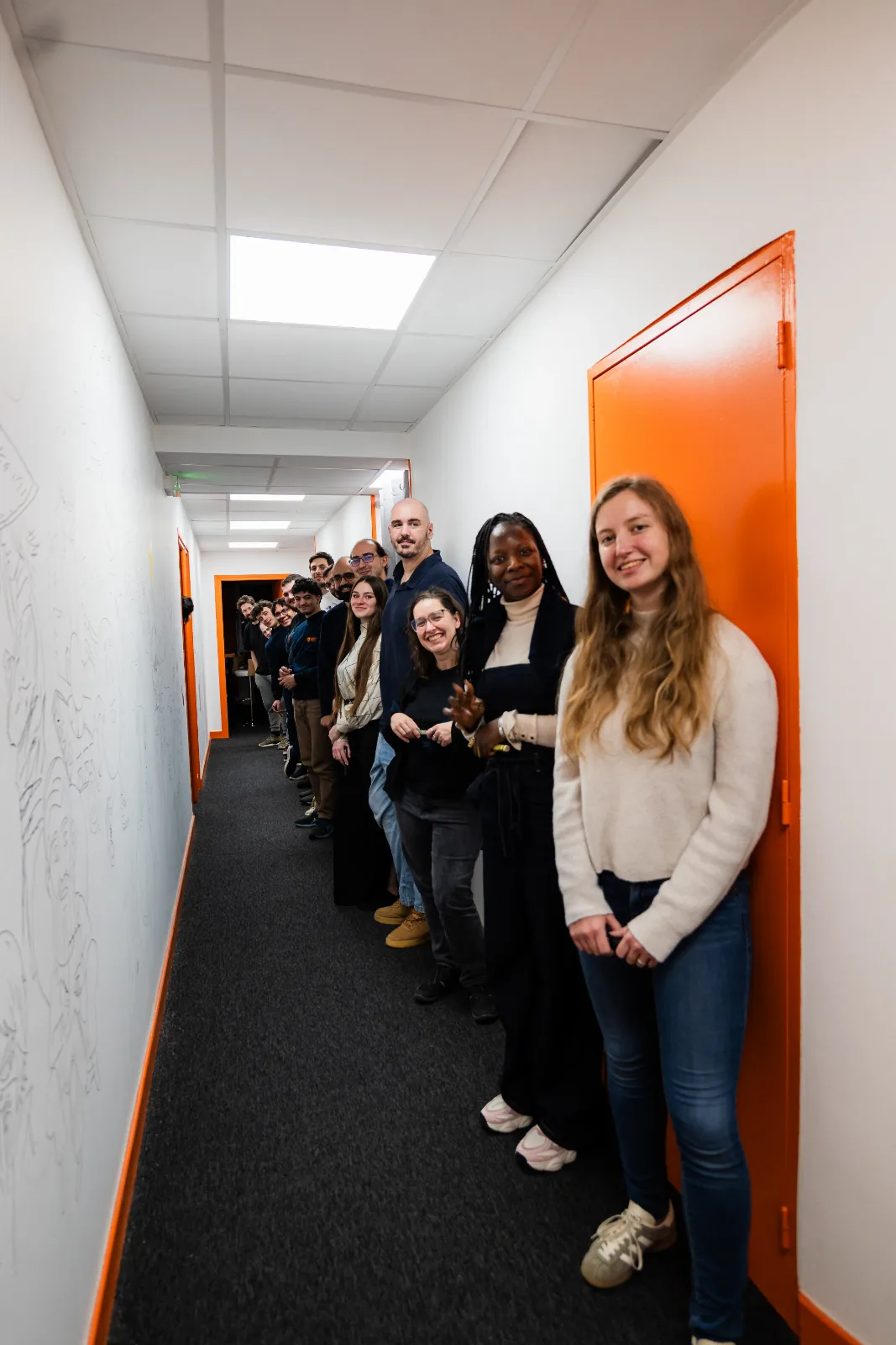L'équipe de Reboot Conseil alignée dans les couloirs