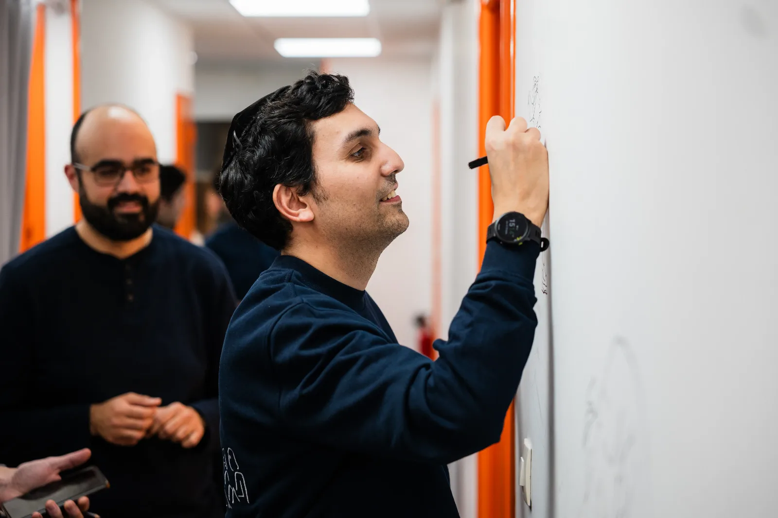 Un collaborateur de Reboot Conseil écrivant au tableau blanc