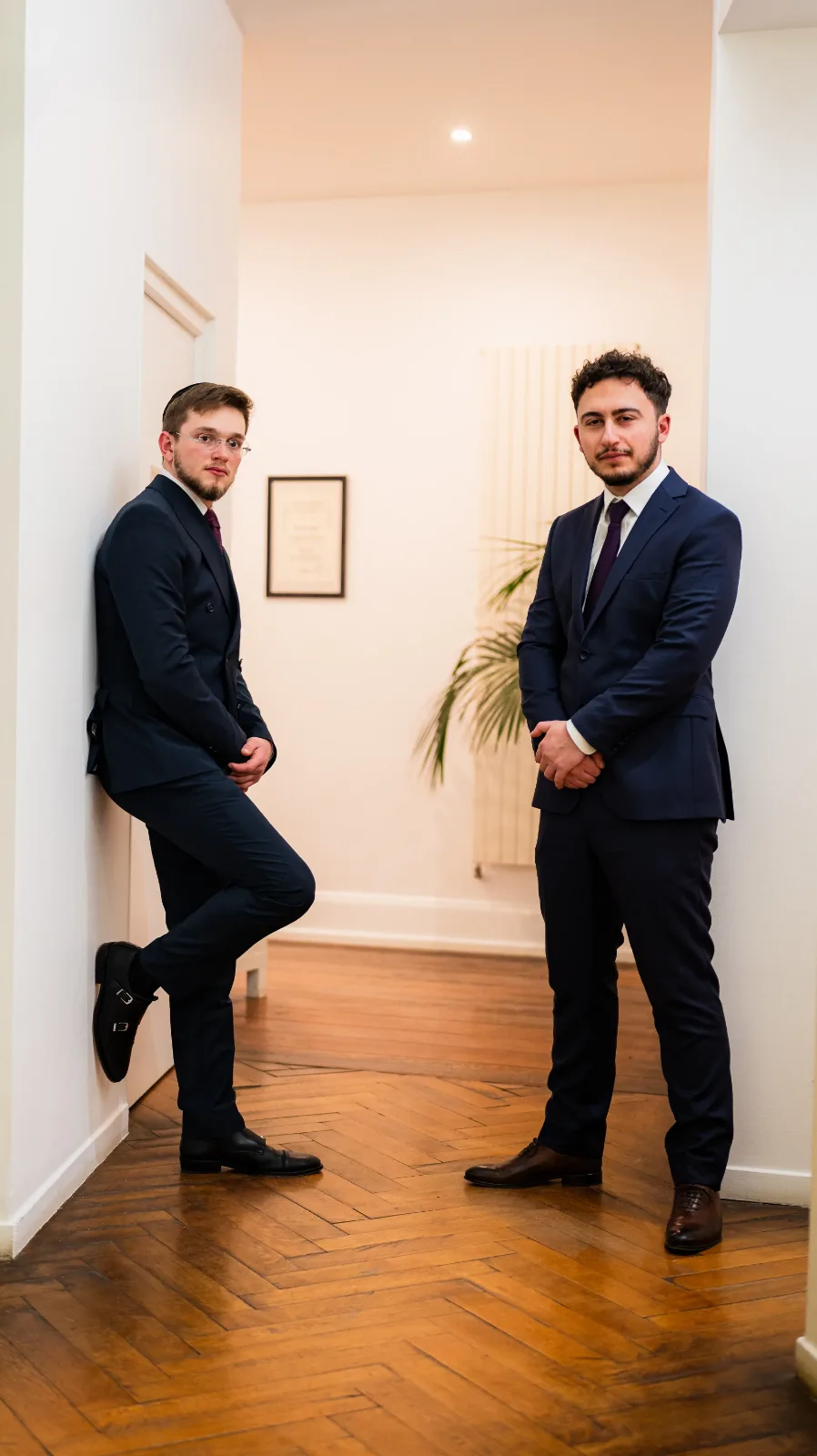 Portrait corporate de deux associés dans un couloir