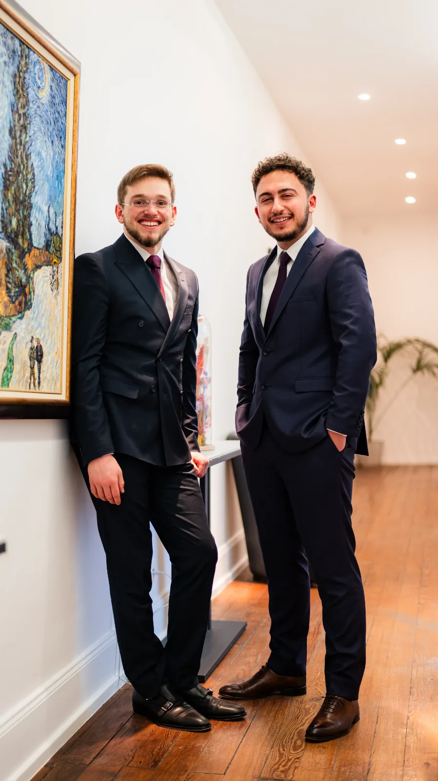 Portrait de deux associés dans les locaux de leur cabinet
